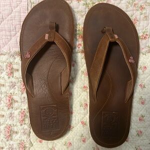 Reef brown leather sandals flip flops women’s 7 skull cross bones detail EUC